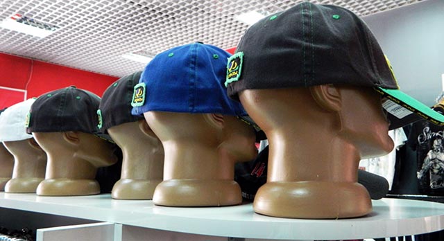 Классические бейсболки на витрине в MMA Store