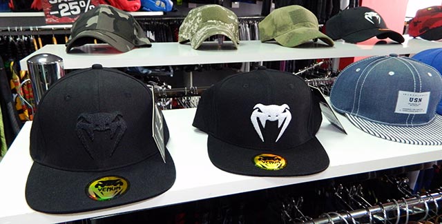 Разнообразие моделей бейсболок в магазине MMA Store